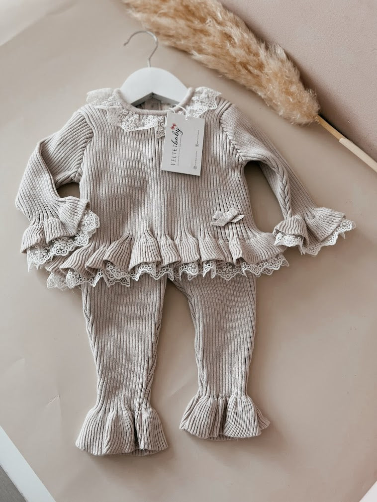 Exclusief ruffle baby setje kant stone – Velvetbaby
