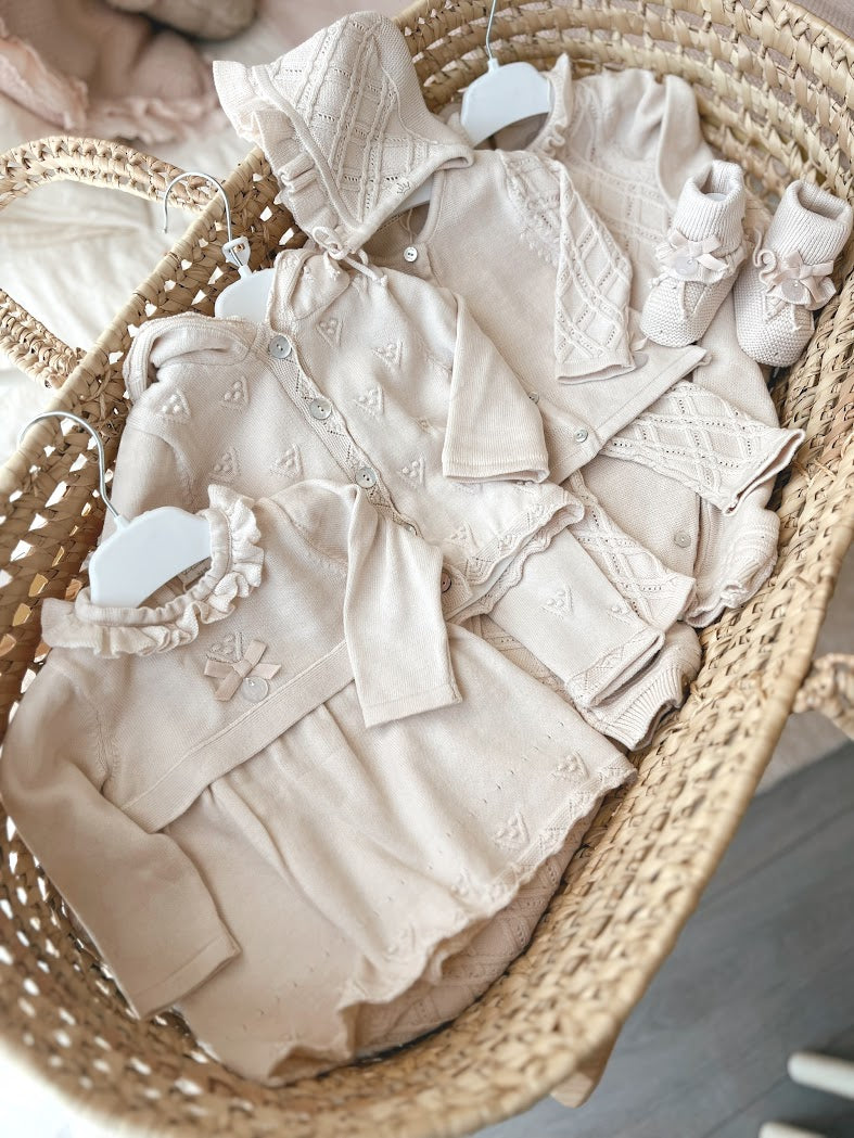 GEBREID BABYJURKJE RUFFLE KRAAG beige – Velvetbaby