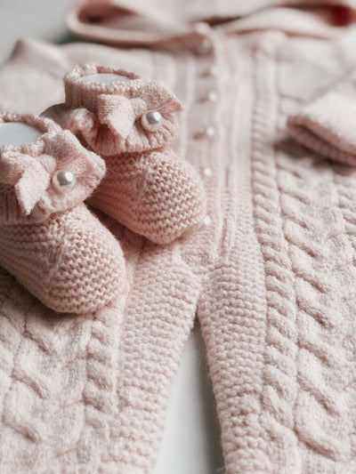Gebreide babyslofjes Pearl van 100% wol in roze - [velvetbaby webshop voor gebreide babykleding, boxpakjes, babysetjes, newborn setjes, 100% katoen, turbans, babydekens, babyschoentjes en badpakjes]