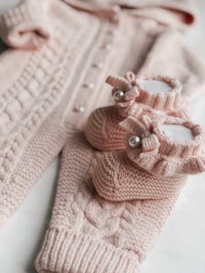 Gebreide babyslofjes Pearl van 100% wol in roze - [velvetbaby webshop voor gebreide babykleding, boxpakjes, babysetjes, newborn setjes, 100% katoen, turbans, babydekens, babyschoentjes en badpakjes]